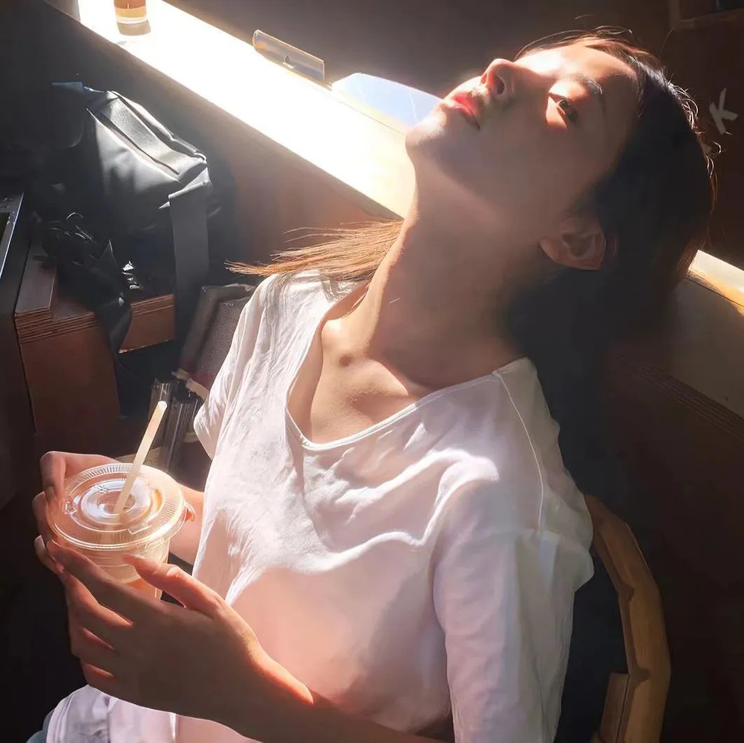 寻找长着獠牙和髭须的她